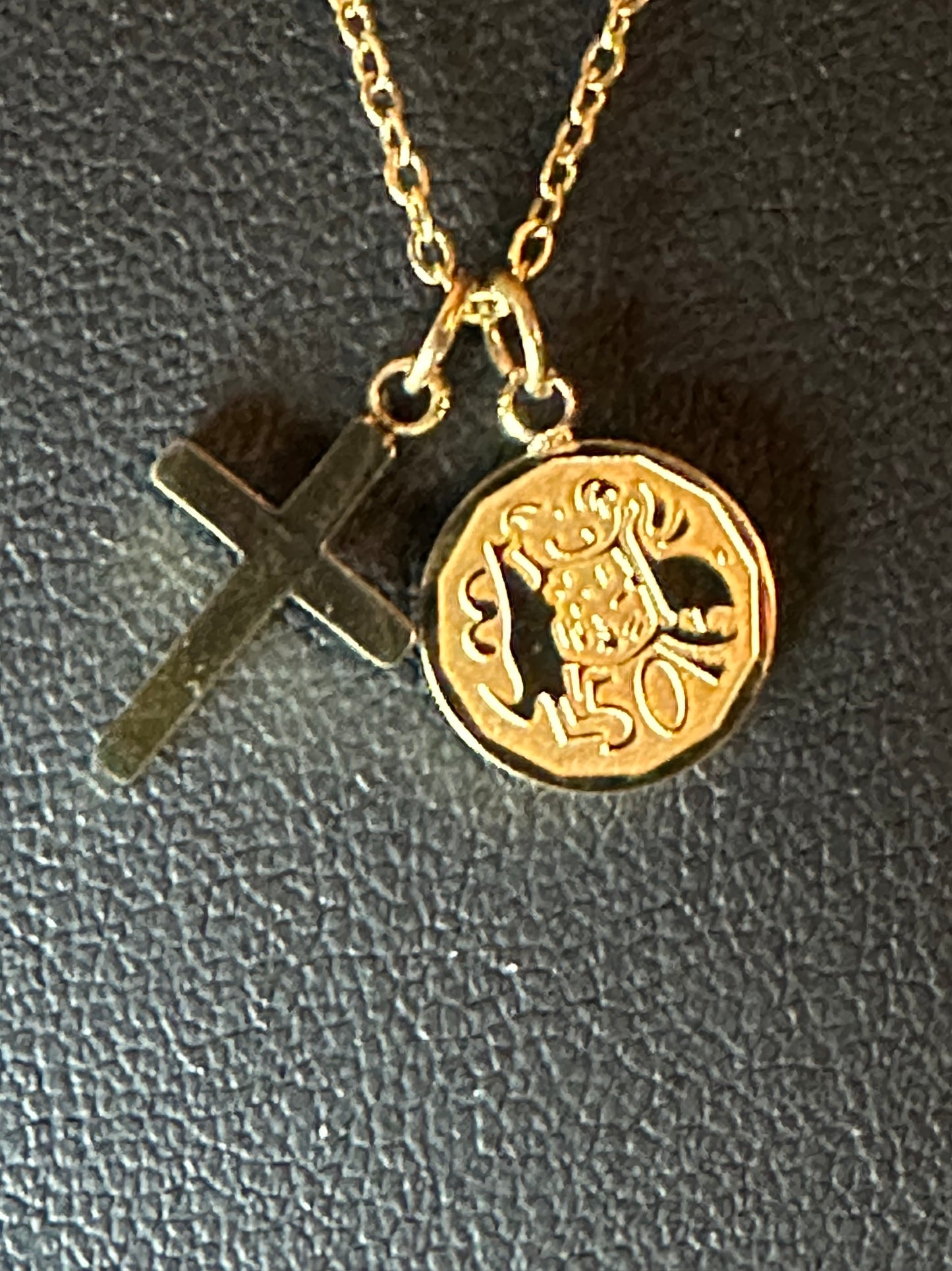 Collier croix et médaille