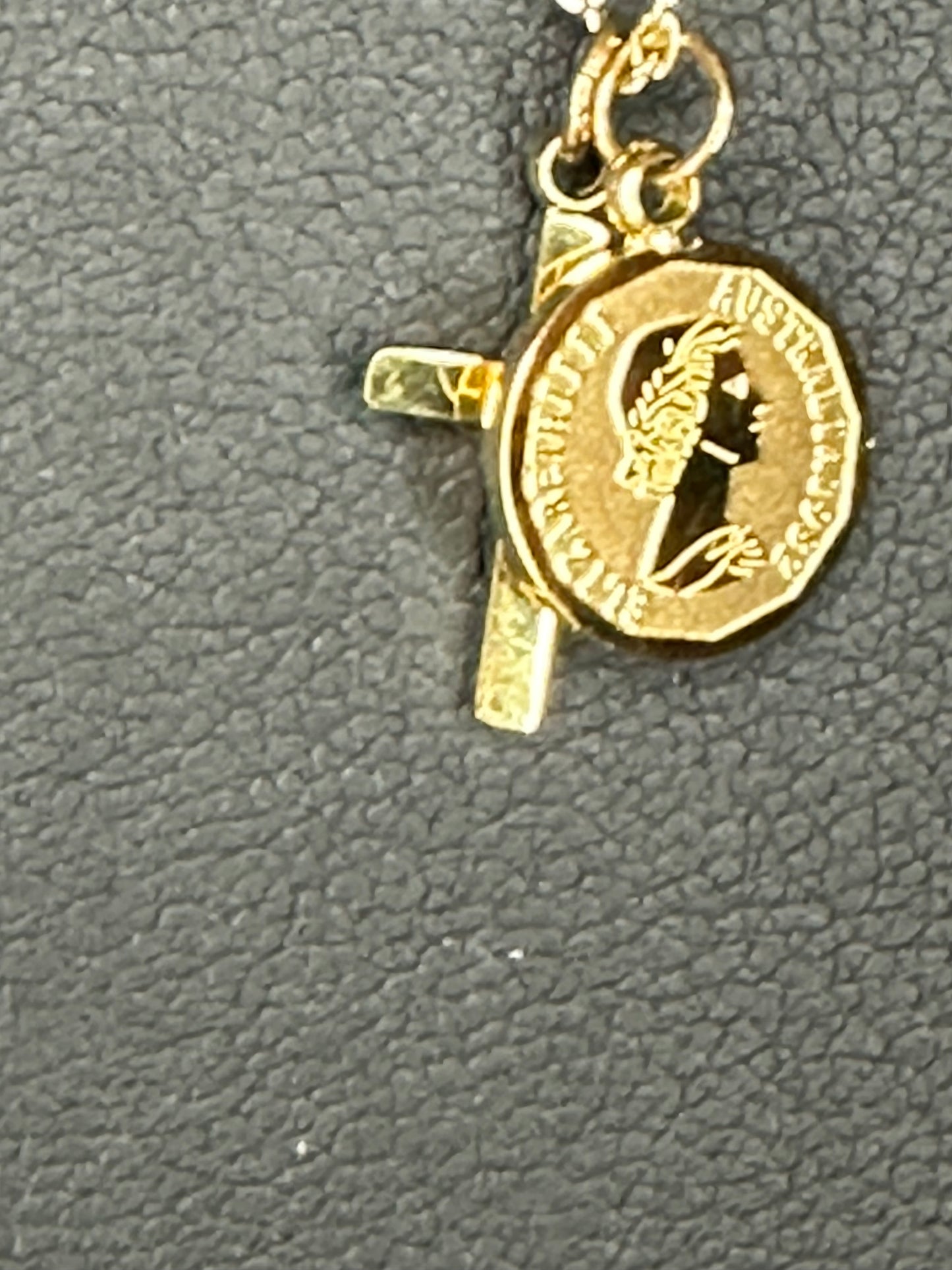 Collier croix et médaille