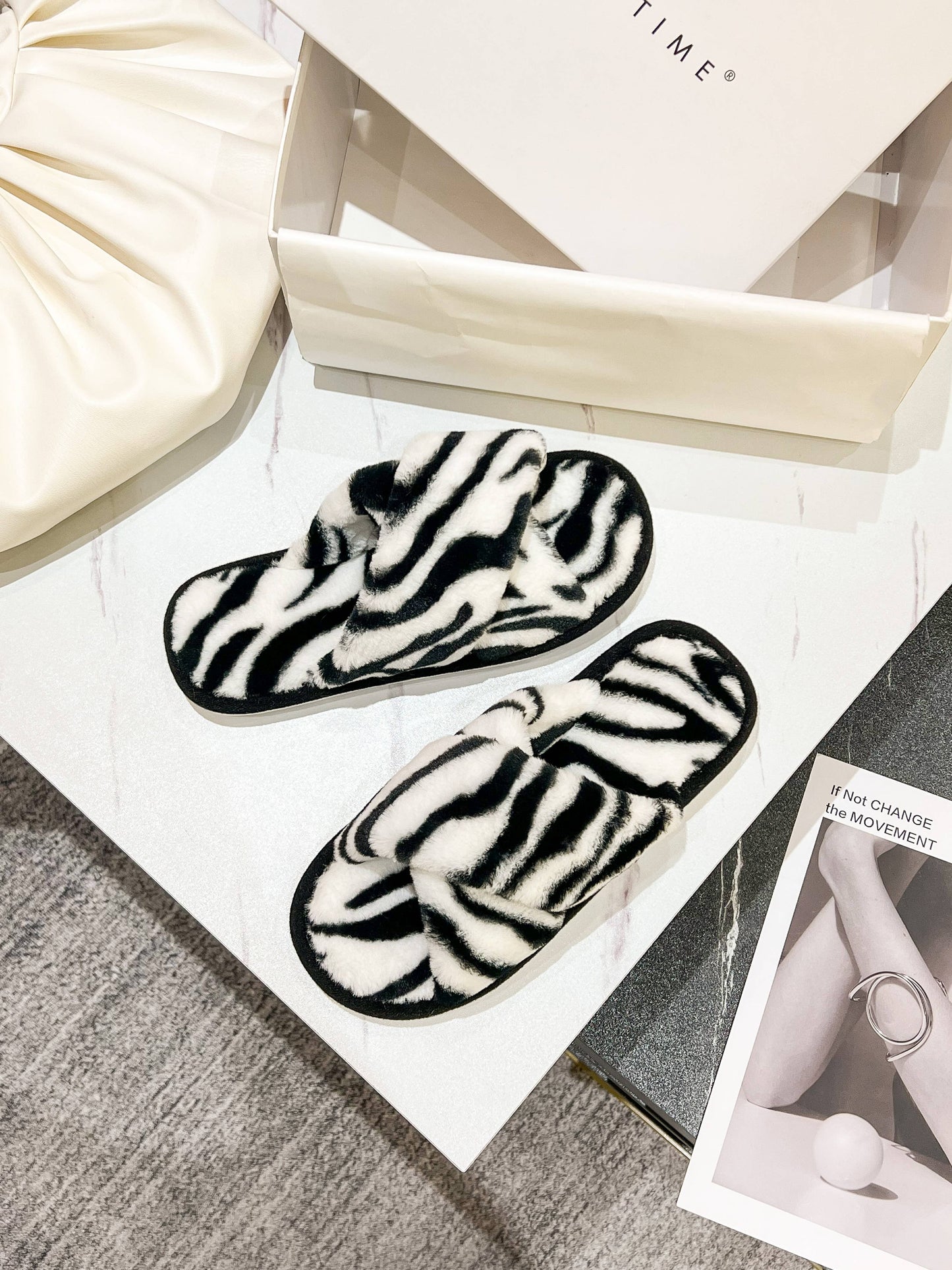 Pantoufles luxueuses à bretelles croisées Zebra Luxe 1951: 39-40